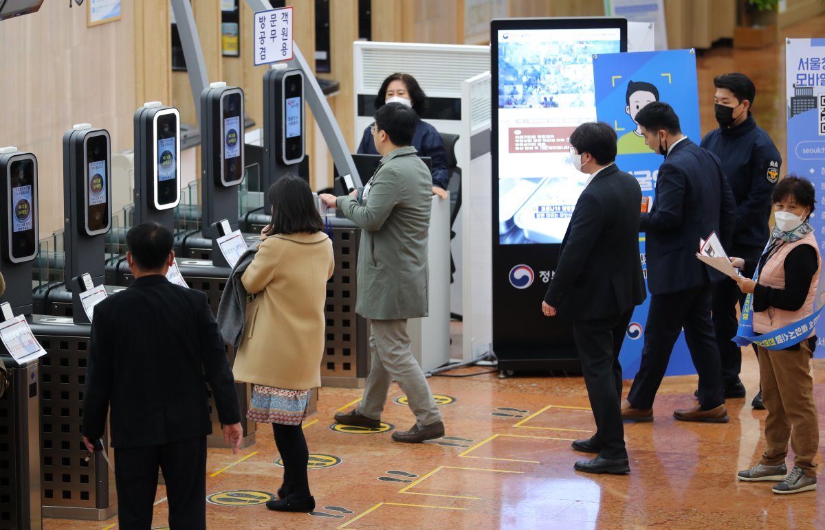 단계적 일상회복에 따라 정부청사 얼굴인식 출입시스템이 전면 시행된 15일 오전 서울 종로구 정부서울청사에서 직원들이 마스크를 벗고 얼굴인식 후 출입하고 있다. 2021.11.15.[서울=뉴시스]