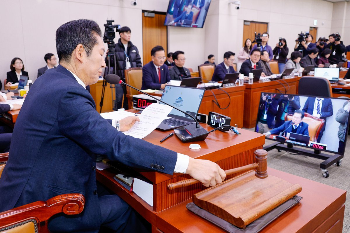 정청래 국회 법제사법위원회 위원장이 10일 서울 여의도 국회에서 열린 법사위 제420회국회(임시회) 제3차 전체회의에서 의사봉을 두드리고 있다. 법사위는 이날 숙려기간 20일을 경과하지 않은 내란 특검법(윤석열 정부의 내란·외환 행위의 진상규명을 위한 특별검사 임명 등에 관한 법률안)에 대해 여야 다수결 표결 후 찬성 과반으로 상정, 소위에 회부하기로 했다. 2025.1.10 뉴스1