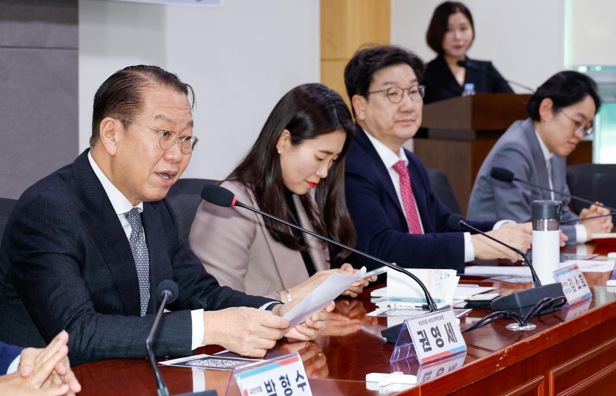 국민의힘 권영세 비상대책위원장(왼쪽)이 10일 오후 서울 여의도 국회 의원회관에서 열린 직장 내 괴롭힘 제도개선 연속토론회에 참석해 축사를 하고 있다. 뉴스1