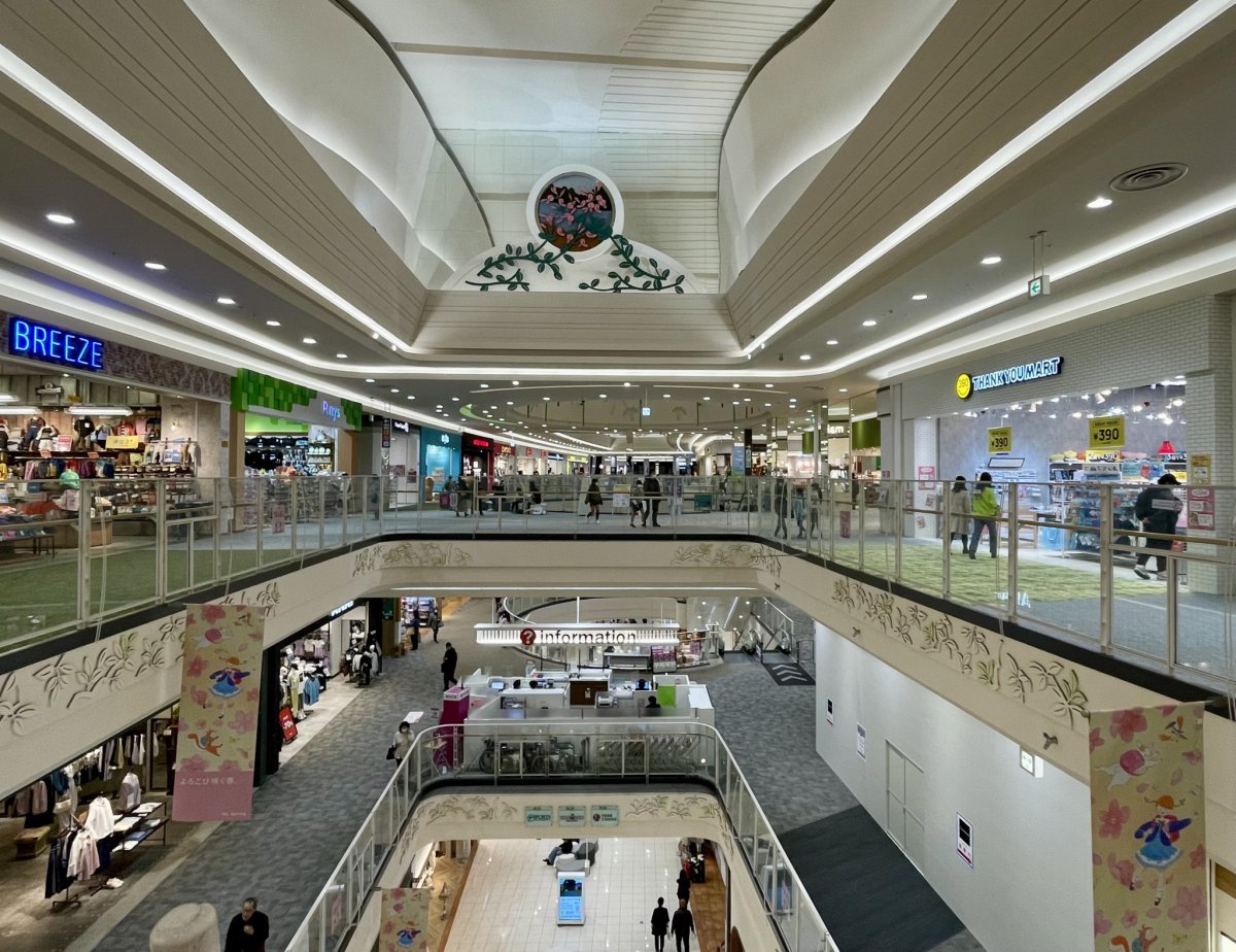 Inside Aeon Mall Mito Uchihara, the largest shopping mall in the North Kanto region, located in Mito City, the capital of Ibaraki Prefecture. Photo source: Ibaraki Tourism website