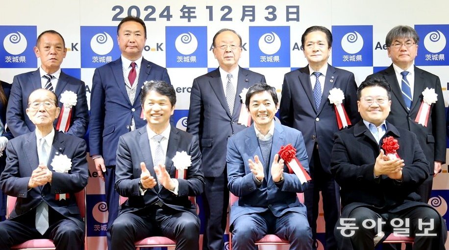 The 'Cheongju-Ibaraki AeroK flight launch ceremony' was held at Ibaraki Airport, Ibaraki Prefecture, Japan on December 3rd last year. Ibaraki Prefecture Governor Kazuhiko Oigawa and AeroK CEO Kang Byeong-ho (second and third from the left in the front row) were in attendance. Ibaraki = Reporter Joo Seong-ha zsh75@donga.com