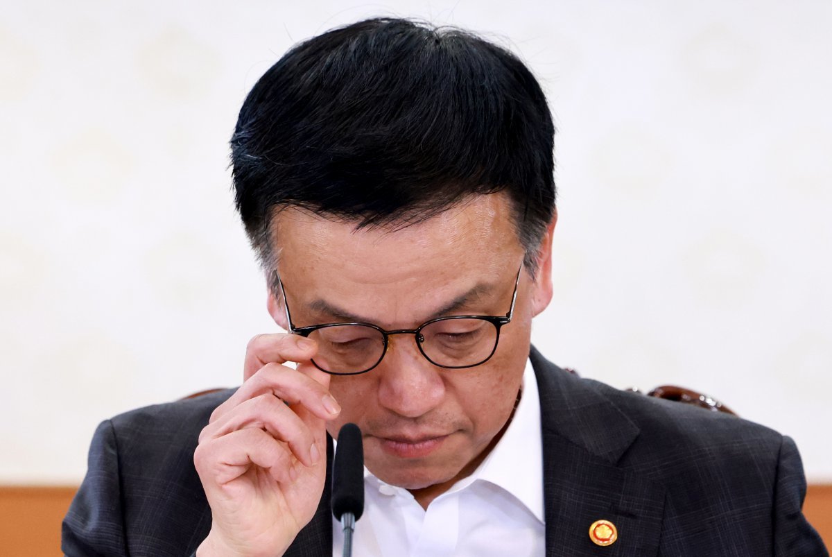 Acting President Choi Sang-mok, Deputy Prime Minister and Minister of Strategy and Finance, is adjusting his glasses while presiding over the 'Meeting on Solutions to Major Current Issues (Social Area 1)' held at the Seoul Government Complex on the 10th. Presidential Office Photojournalist Corps