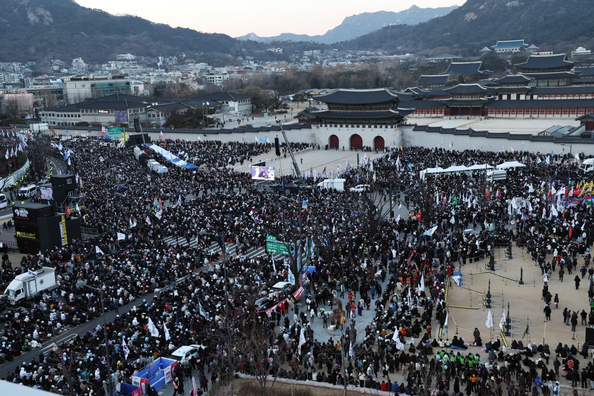 지난해 12월 28일 오후 서울 광화문 일대에서 열린 ‘윤석열 즉각퇴진-사회대개혁 비상행동 4차 범시민대행진’에서 참가자들이 윤 대통령의 파면 등을 촉구하고 있다. 2024.12.28/뉴스1