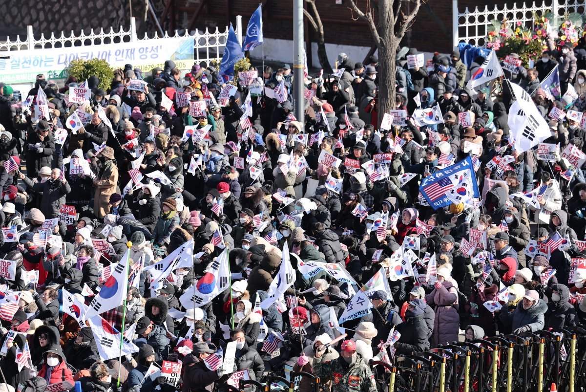 전국 대부분 지방에 한파 특보가 발효된 지난 10일 서울 용산구 한남동 대통령 관저 인근에서 윤석열 대통령 지지자들이 탄핵 반대 집회를 하고 있다. 2025.1.10/뉴스1