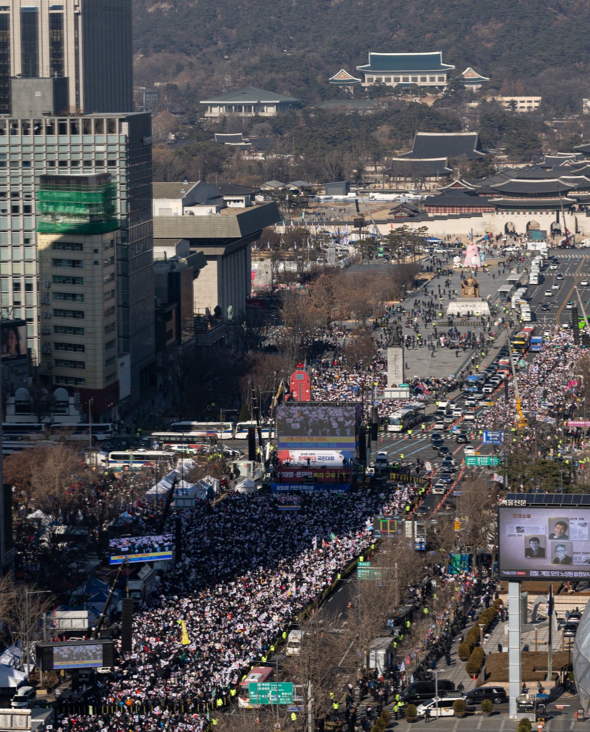 11일 서울 종로구 동화면세점 인근에서 윤석열 대통령 탄핵 반대 집회를 하고 있다. 2025.01.11 뉴시스