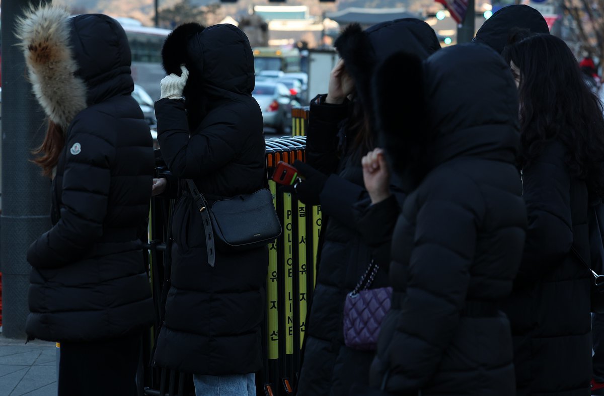 올겨울 들어 가장 추운 날씨를 보인 9일 오전 서울 종로구 광화문 네거리에서 두꺼운 옷을 입은 시민들이 신호를 기다리고 있다. 2025.01.09.[서울=뉴시스]