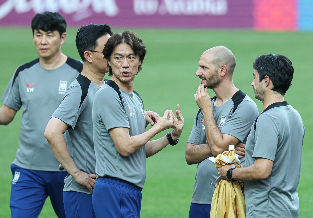 홍명보 대한민국 축구대표팀 감독과 코칭스태프가 유럽에서 선수들을 직접 체크한다. 뉴스1