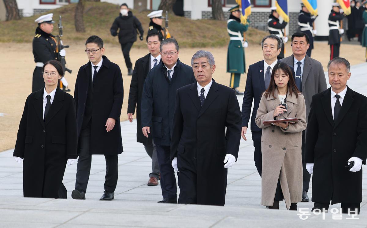 이와야 다케시 일본 외무상이 13일 오후 서울 동작구 국립현충원을 찾아 참배하고 있다.

				송은석 기자 silverstone@donga.com