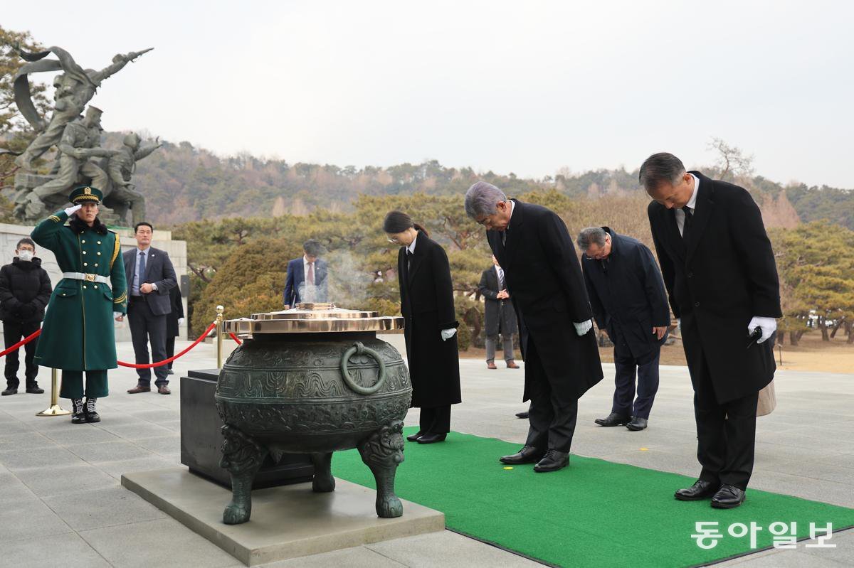 이와야 다케시 일본 외무상이 13일 오후 서울 동작구 국립현충원을 찾아 참배하고 있다.

				송은석 기자 silverstone@donga.com