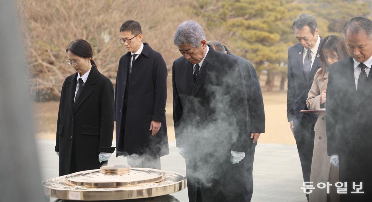 이와야 다케시 일본 외무상이 13일 오후 서울 동작구 국립현충원을 찾아 참배하고 있다.

				송은석 기자 silverstone@donga.com