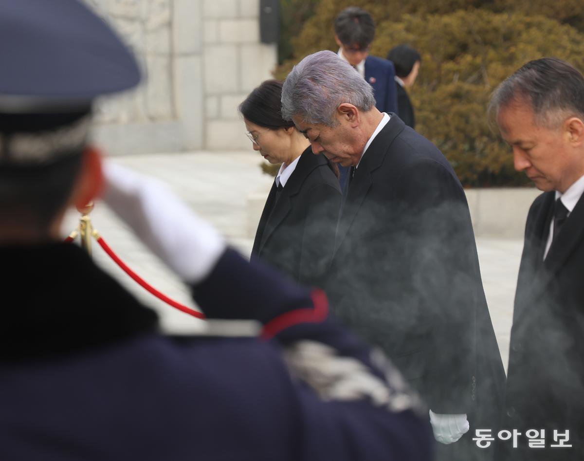 이와야 다케시 일본 외무상이 13일 오후 서울 동작구 국립현충원을 찾아 참배하고 있다.

				송은석 기자 silverstone@donga.com