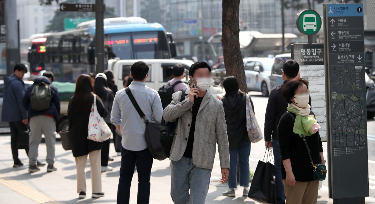 정부가 코로나19 확진자의 격리 의무 기간을 7일에서 5일로 단축한다고 밝혔다. 또한 의료기관, 약국, 대중교통 내 마스크 착용 의무도 전면 권고로 조정된다. 5월 초 1단계로 코로나19 위기단계를 ‘심각’에서 ‘경계’로 하향할 경우 확진자 의무격리 기간을 7일에서 5일로 단축, 2단계 조정 시점에는 마스크·격리 의무를 모두 해제하며 선별진료소 운영을 종료해 대부분 일반의료체계로 전환하며, 3단계는 완전히 독감(인플루엔자)처럼 관리하는 수순을 밟게 된다. 29일 서울 명동거리에서 시민들이 오가고 있다.  2023.03.29. [서울=뉴시스]