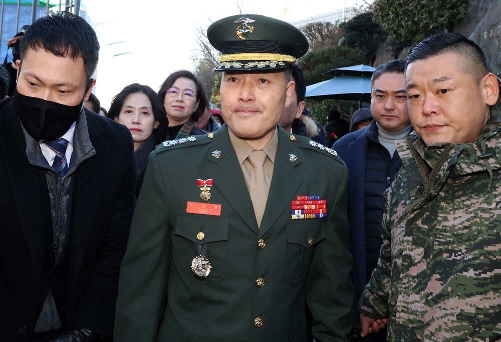 해병대 채 상병 순직 사건을 수사하다 항명 등 혐의로 기소된 박정훈 전 해병대 수사단장이 9일 1심에서 무죄를 선고받고 서울 용산구 중앙지역군사법원을 나서고 있다. 뉴스1