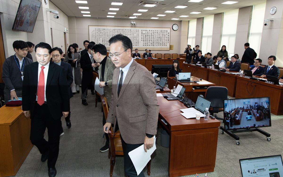 법사위 퇴장하는 與
국회 법제사법위원회 소속 국민의힘 의원들이 13일 오전 국회에서 열린 법사위 전체회의에 야 6당이 발의한 ‘내란 특검법’이 상정된 데 반발해 퇴장하고 있다. 여당이 표결에 불참한 가운데 더불어민주당 등 야당은 외환죄를 수사 범위에 포함한 내란 특검법을 단독으로 통과시켰다. 뉴스1