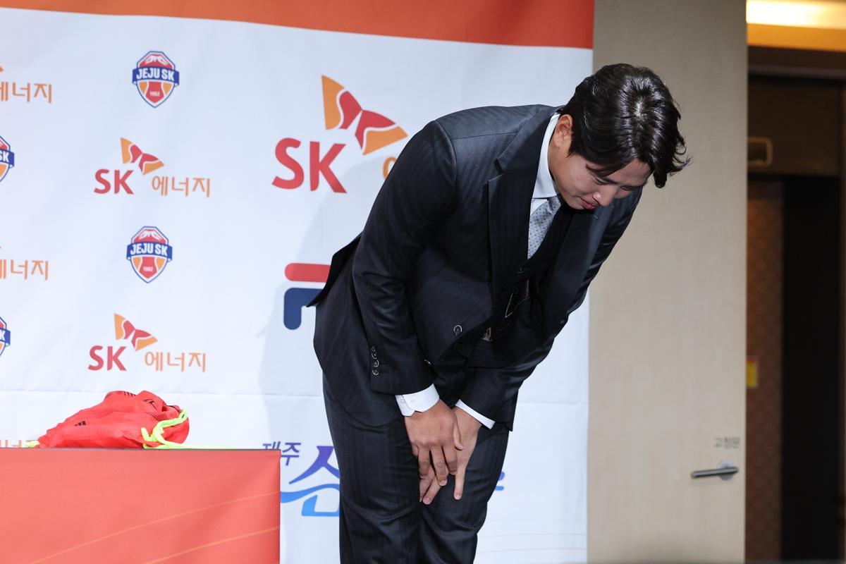 Jeju United's Koo Ja-cheol is giving a greeting at a press conference regarding his retirement held at the Korea Football Association Football Center in Jongno-gu, Seoul on the morning of the 14th. Koo Ja-cheol led Jeju to its runner-up peak in 2010, and based on his performance, he advanced to the German Bundesliga in 2011 the following year and performed very well. At the 2012 London Olympics, he led the remarkable feat of winning the first bronze medal in Korean men's soccer history. 2025.1.14 News 1