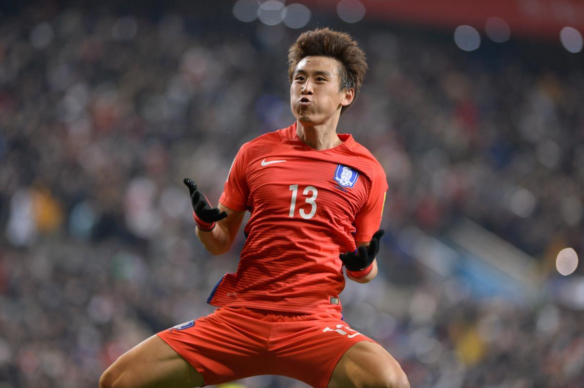 Koo Ja-cheol is cheering after scoring a come-from-behind goal in the second half of the 2018 Russia World Cup Asian regional final qualifier 5th match between Korea and Uzbekistan held at the Seoul World Cup Stadium in Sangam-dong, Seoul on the afternoon of the 15th. 2016.11.15 News 1