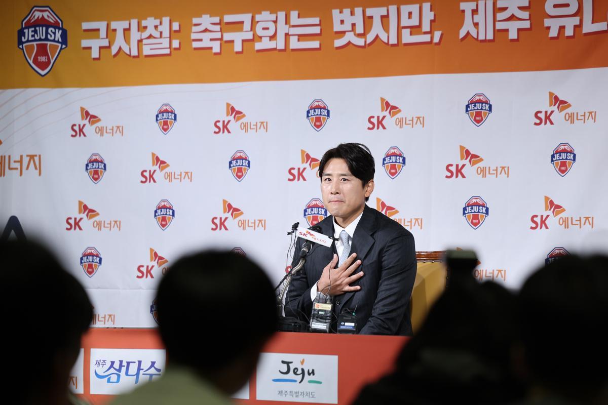 Jeju United's Koo Ja-cheol is expressing his thoughts at a press conference about his retirement held at the Korea Football Association Football Center in Jongno-gu, Seoul on the morning of the 14th. News 1