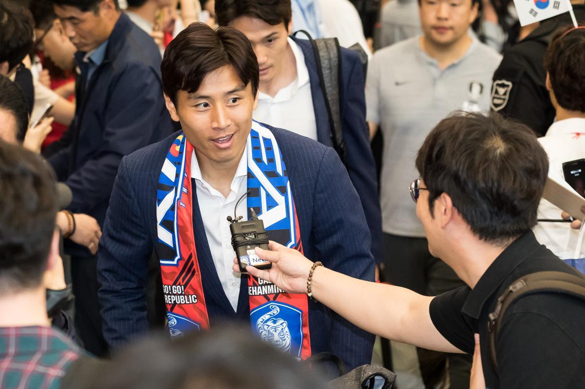 Koo Ja-cheol, a member of the Russian World Cup soccer team, is returning home through Incheon International Airport Passenger Terminal 2 and leaving the airport on the 29th. The Korean national soccer team finished third in Group F at the 2018 Russia World Cup and failed to advance to the round of 16, but achieved a final victory by completely defeating world number one Germany. 2018.6.29 News 1