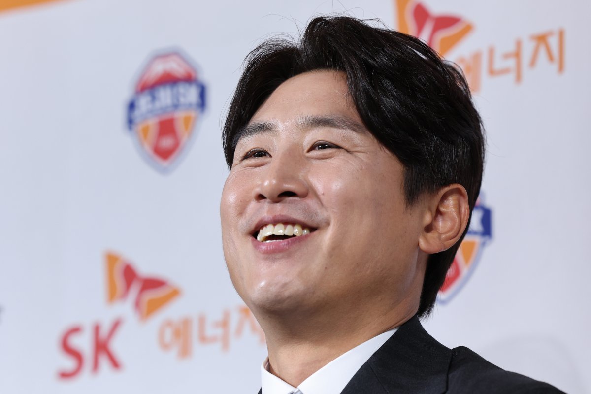 Jeju United's Koo Ja-cheol is expressing his thoughts at a press conference about his retirement held at the Korea Football Association Football Center in Jongno-gu, Seoul on the morning of the 14th. News 1