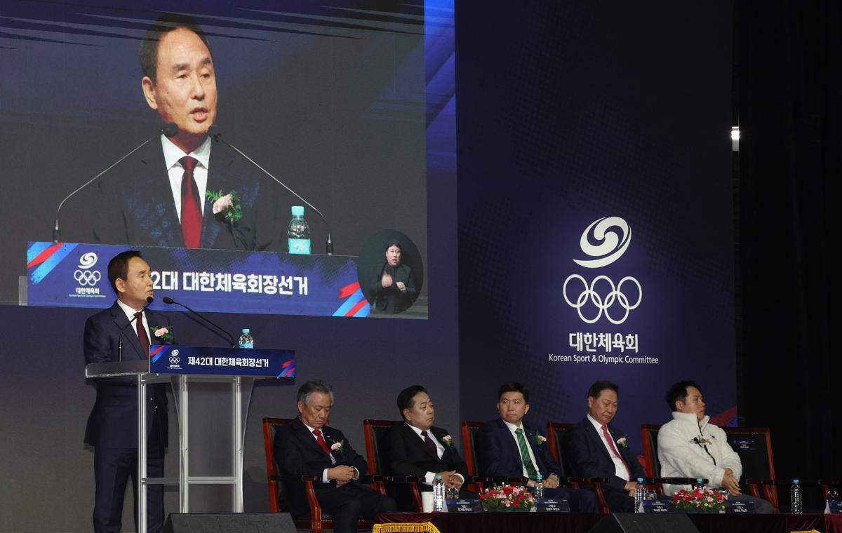 Candidate Kang Shin-wook is making a political statement prior to the 42nd Korean Sports Council election held at the Olympic Hall in Olympic Park, Songpa-gu, Seoul on the afternoon of the 14th. 2025.1.14/News 1