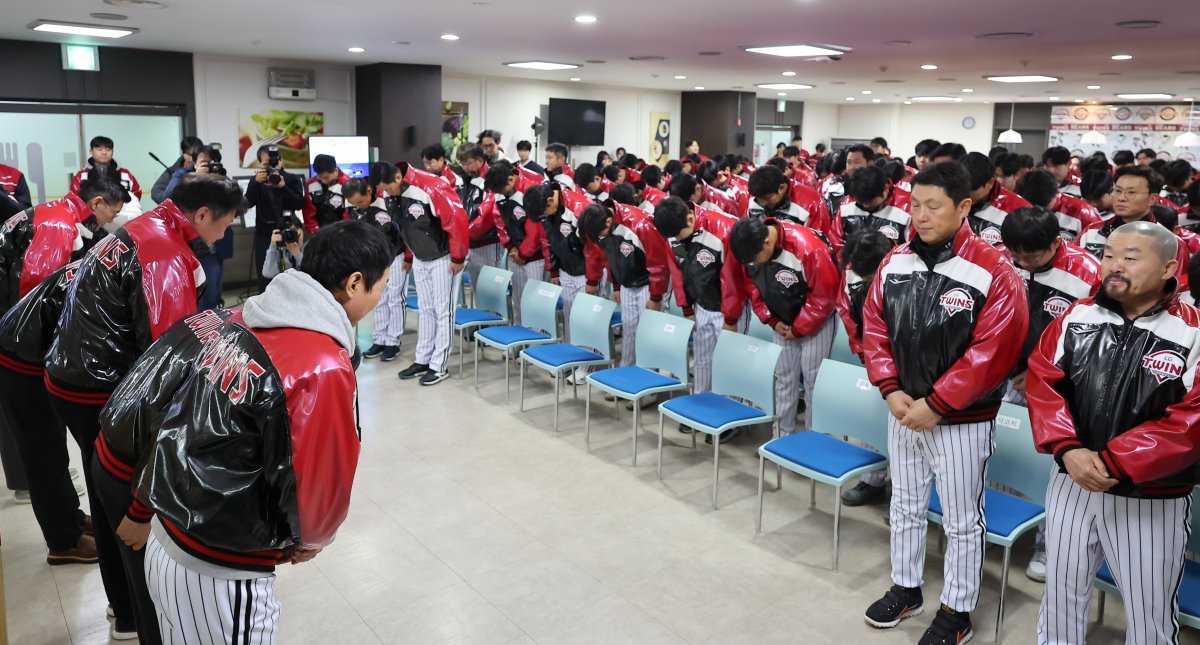 At the 2025 LG Twins New Year's greeting held at Jamsil Baseball Stadium in Songpa-gu, Seoul on the 8th, LG Sports CEO Kim In-seok, coach Yeom Kyeong-yeop, and other players are greeting each other. 2025.1.8 News 1