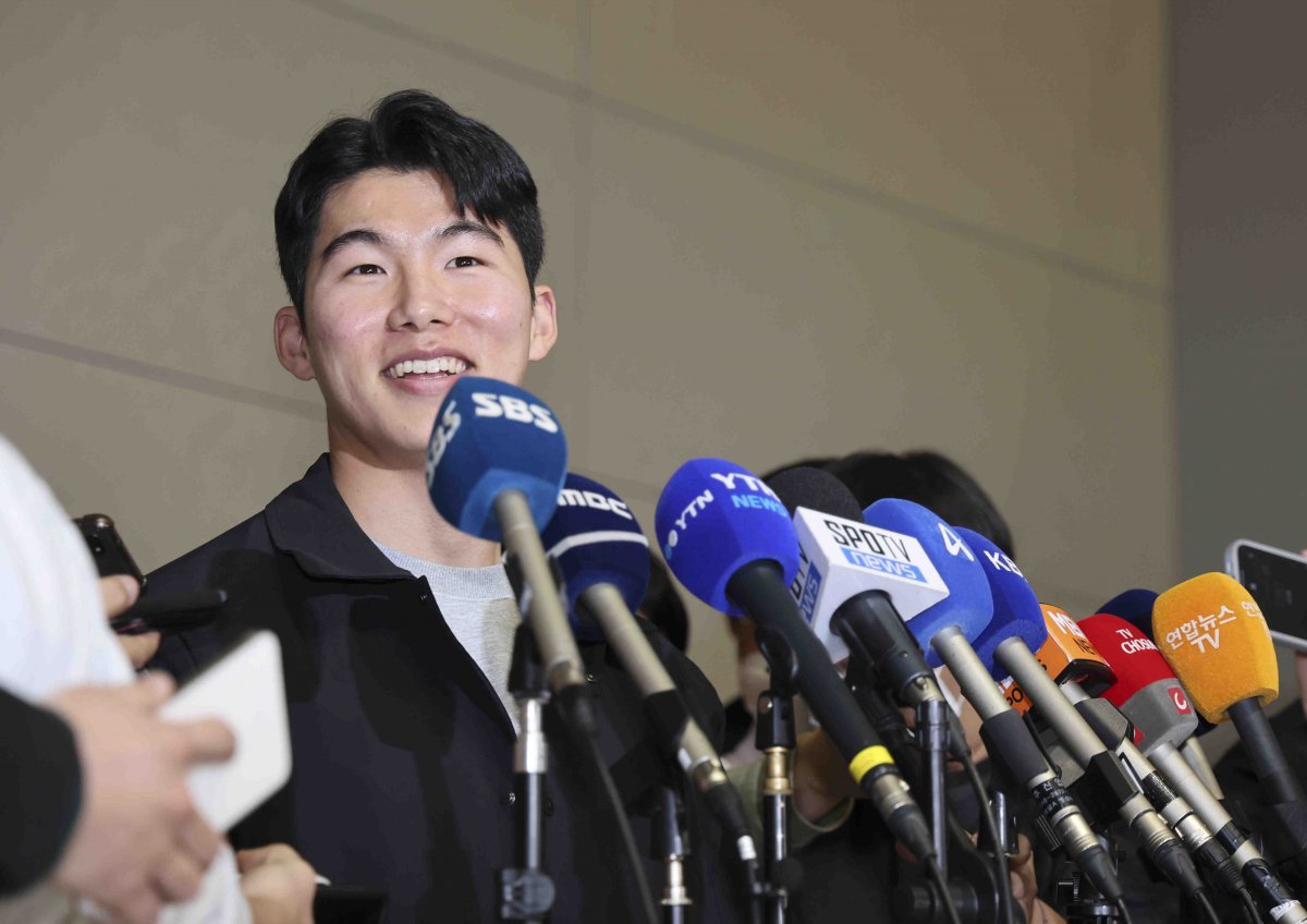 LA다저스 김혜성이 14일 인천 중구 인천국제공항을 통해 출국 전 취재진 질문에 답하고 있다. 뉴시스