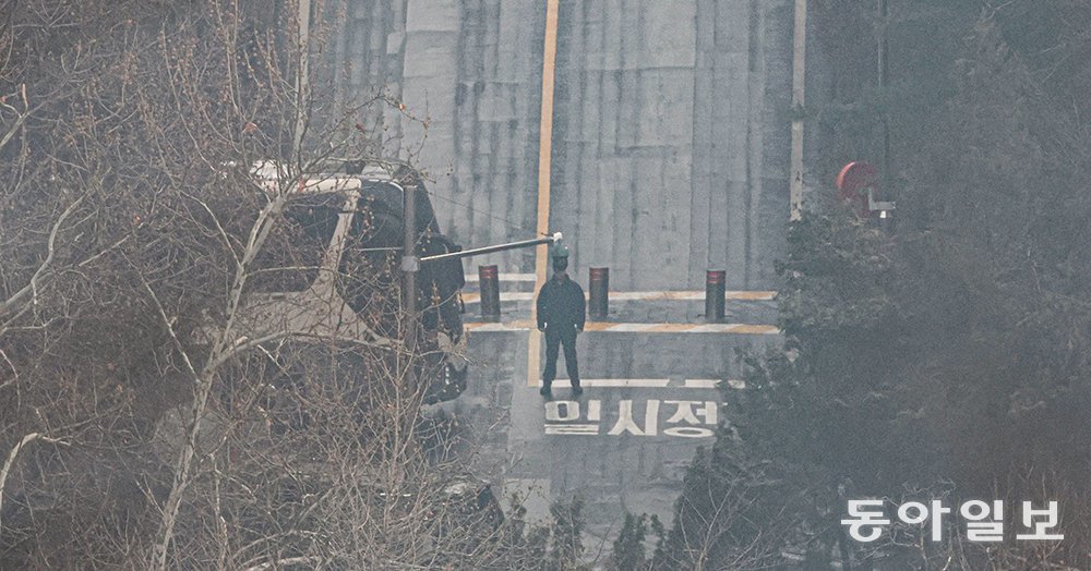 윤석열 대통령에 대한 2차 체포영장 집행이 임박한 가운데 14일 서울 용산구 한남동 대통령관저 입구에서 55경비단 병력이 경계 근무를 서고 있다. 박형기 기자 oneshot@donga.com