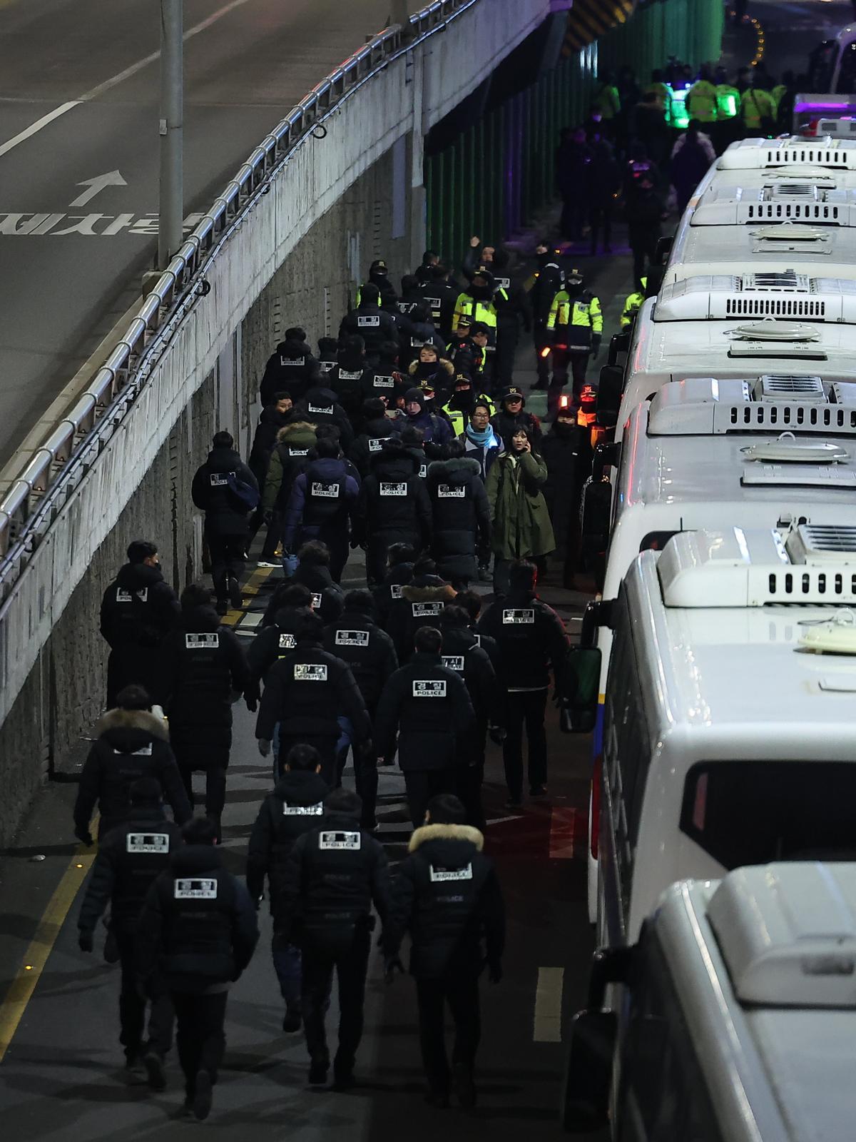 고위공직자범죄수사처(공수처)가 윤석열 대통령 2차 체포영장 집행에 나선 15일 오전 서울 용산구 대통령 관저 입구로 경찰들이 이동하고 있다. 2025.1.15/뉴스1 (서울=뉴스1)