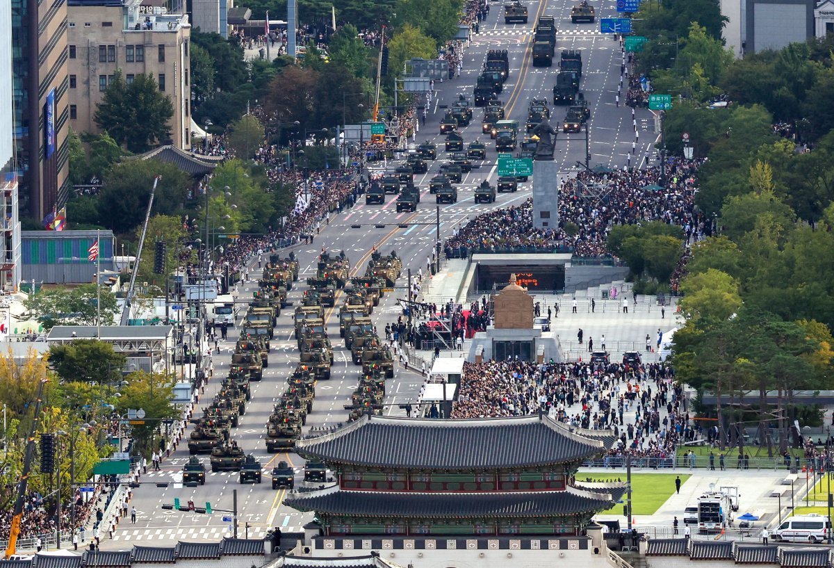 1일 오후 서울 세종대로 광화문광장 일대에서 열린 ‘건군 76주년 국군의날 시가행진’(대통령실 제공) 2024.10.1 뉴스1