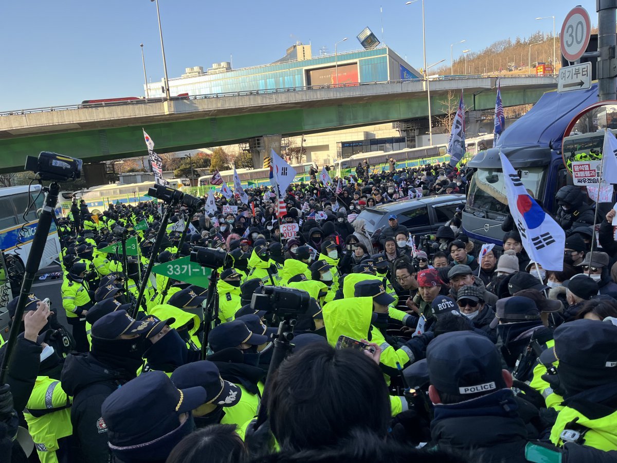 尹 지지자들 흥분…“관저 들어가 대통령 지키겠다, 문 열어달라”