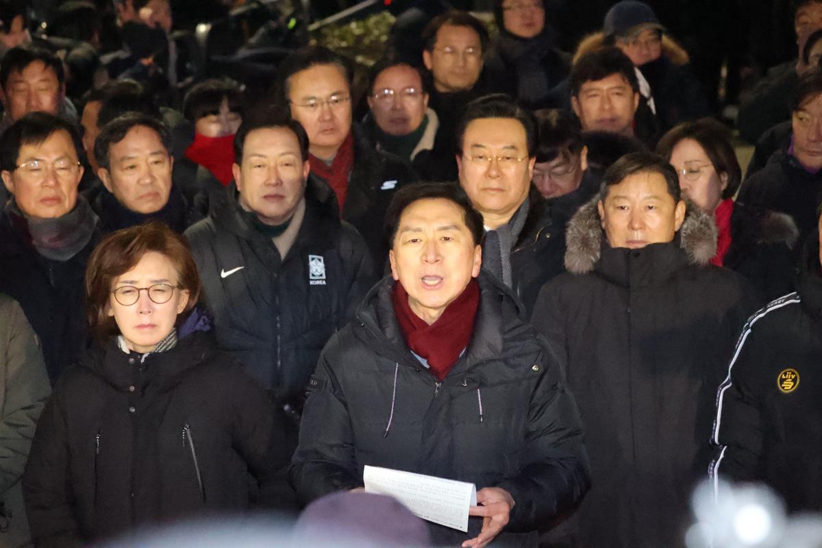 고위공직자범죄수사처(공수처)가 윤석열 대통령 2차 체포영장 집행에 나선 15일 오전 서울 용산구 한남동 대통령 관저 앞에 김기현 의원(가운데)을 비롯한 국민의힘 의원들이 입장을 밝히고 있다. 2025.1.15 뉴스1