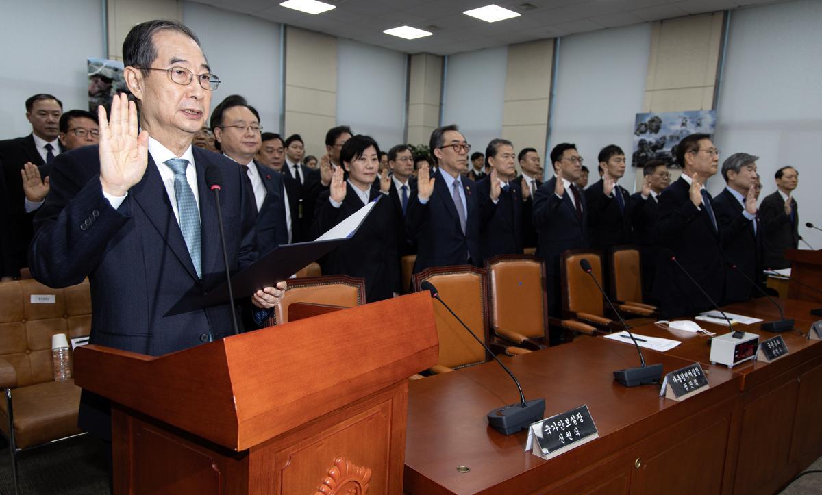 한덕수 국무총리가 15일 오전 서울 여의도 국회에서 열린 윤석열 정부의 비상계엄 선포를 통한 내란 혐의 진상규명 국정조사특별위원회에서 증인선서를 하고 있다. 2025.1.15 뉴스1