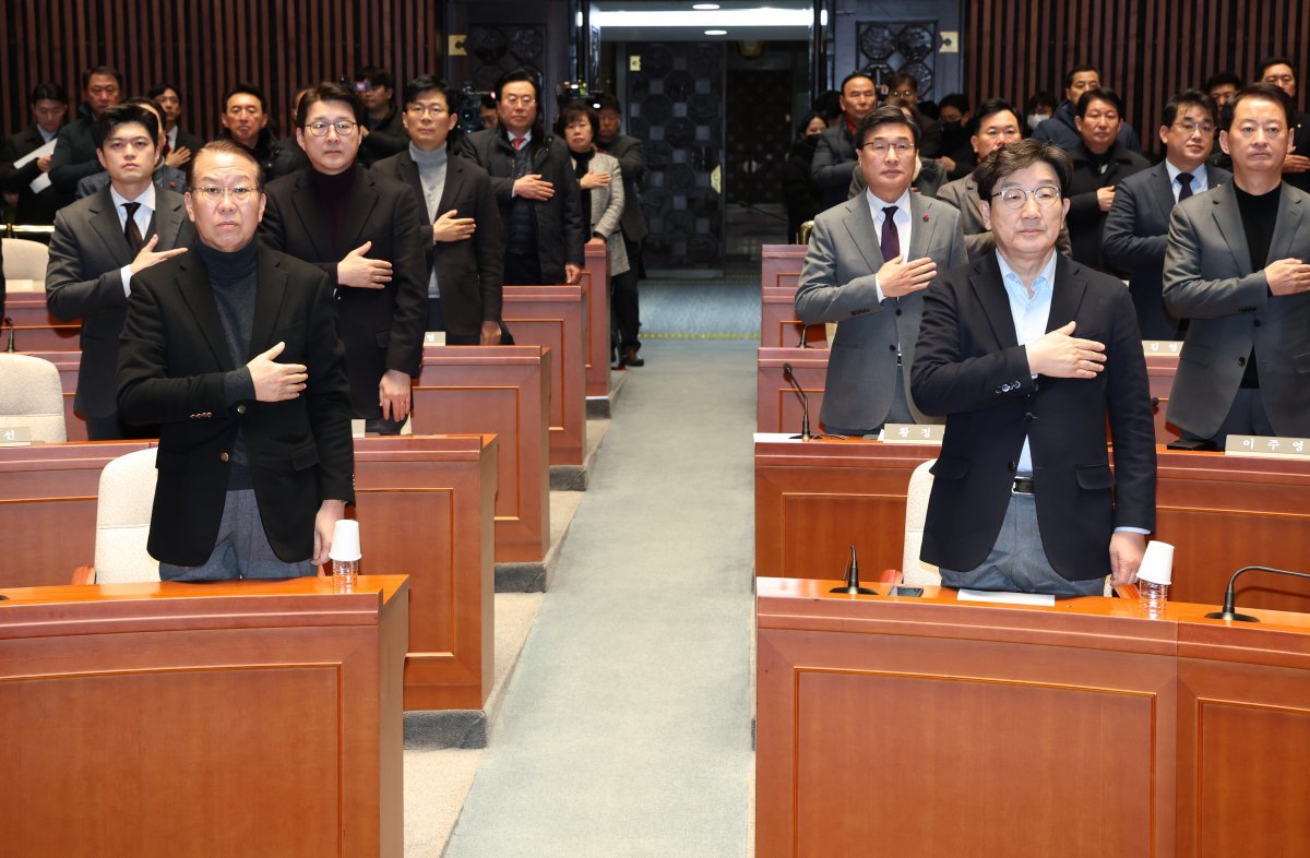 국민의힘 권영세 비상대책위원장과 권성동 원내대표를 비롯한 의원들이 15일 오전 서울 여의도 국회에서 열린 비상의원총회에서 국민의례를 하고 있다. 2025.1.15 뉴스1