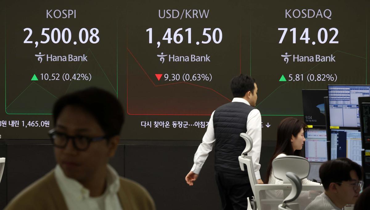 14일 오전 서울 중구 하나은행 딜링룸에서 딜러들이 업무를 수행하고 있다. 2025.01.14. [서울=뉴시스]