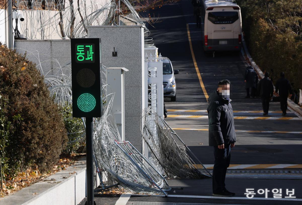 윤석열 대통령에 대한 체포영장이 집행된 직후인 15일 오전 11시경 서울 용산구 한남동 대통령실 관저 앞에 원형 철조망이 설치되어 있는 모습이 확인되고 있다. 변영욱 기자 cut@donga.com