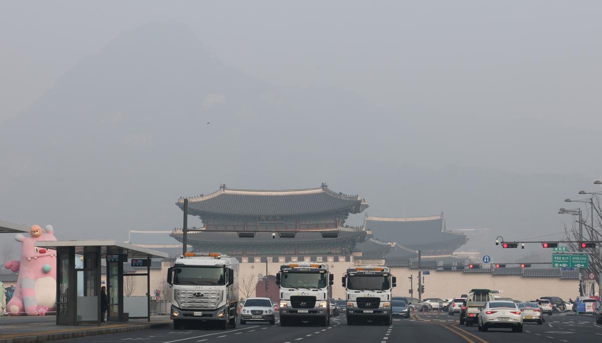 수도권 지역에 미세먼지 비상저감조치가 시행된 21일 오전 서울 종로구 광화문광장 인근에서 먼지흡입청소차가 분진흡입청소를 하고 있다. 2025.1.21/뉴스1 ⓒ News1