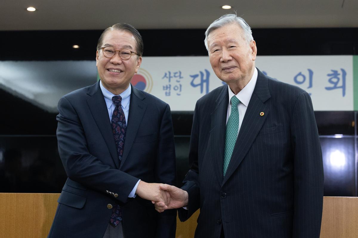 권영세 국민의힘 비상대책위원장이 22일 오후 서울 중구 대한노인회를 찾아 이중근 회장과 기념촬영하고 있다. 뉴스1