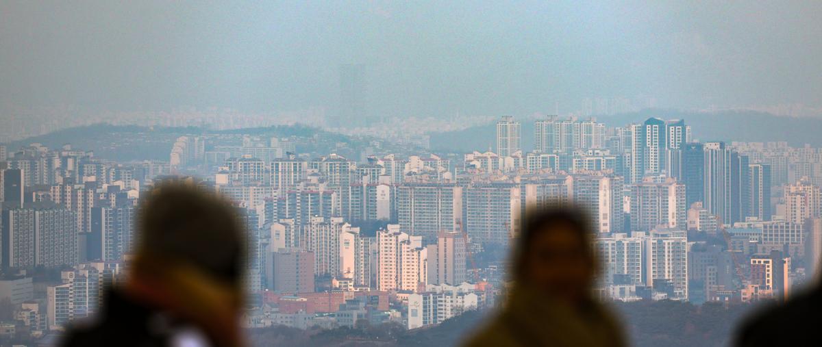 3주 연속 보합세를 보이던 서울 아파트 가격이 9개월 만에 미세한 하락 전환을 보였다. 한국부동산원이 발표한 1월 둘째 주 전국 주간 아파트 가격 동향에 따르면 서울 아파트 가격은 3주 연속 보합(0.00%)을 기록한 것으로 나타났으나 소수점을 넓혀 세부적으로 보면 지난 주 보다 0.0043% 하락했다. 이는 지난해 3월 이후 9개월 만에 실질적으로 ‘하락전환’한 것으로 나타난 것이다.  19일 서울 소재 아파트 단지의 모습. 뉴시스