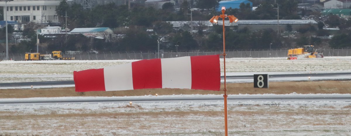 제주국제공항 활주로에서 제설작업이 이뤄지고 있다. 2024.1.23/뉴스1