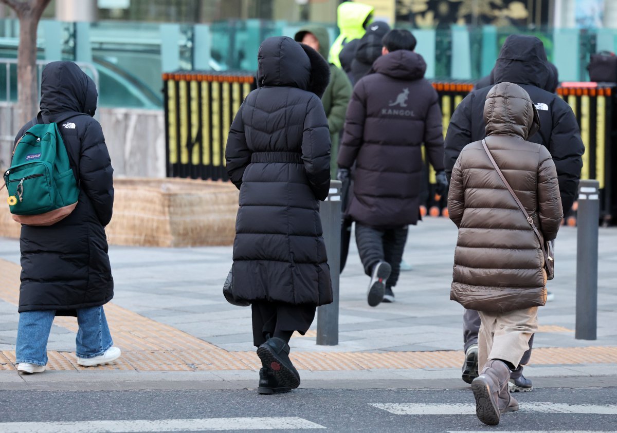 강추위가 이어지고 있는 5일 오전 서울 종로구 광화문네거리에서 두꺼운 옷을 입은 시민들이 이동하고 있다. 2025.02.05. [서울=뉴시스]