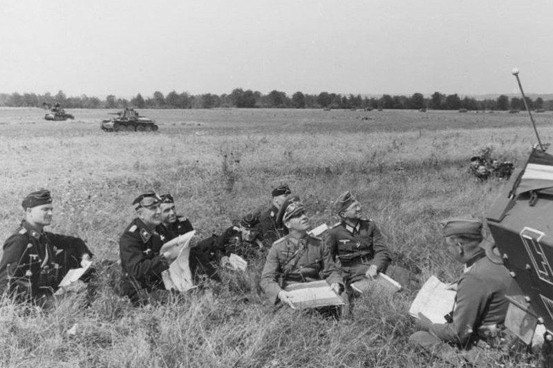 독일군 7기갑사단 지휘관인 에르빈 로멜(오른쪽에서 세 번째)이 2차 세계대전 중인 1940년 6월 프랑스 서부에서 전황 브리핑을 받는 모습. 7기갑사단은 무시무시한 진격 속도로 ‘유령 사단’으로 불렸는데 병사들이 페르비틴에 취한 결과이기도 했다. 사진 출처 위키피디아