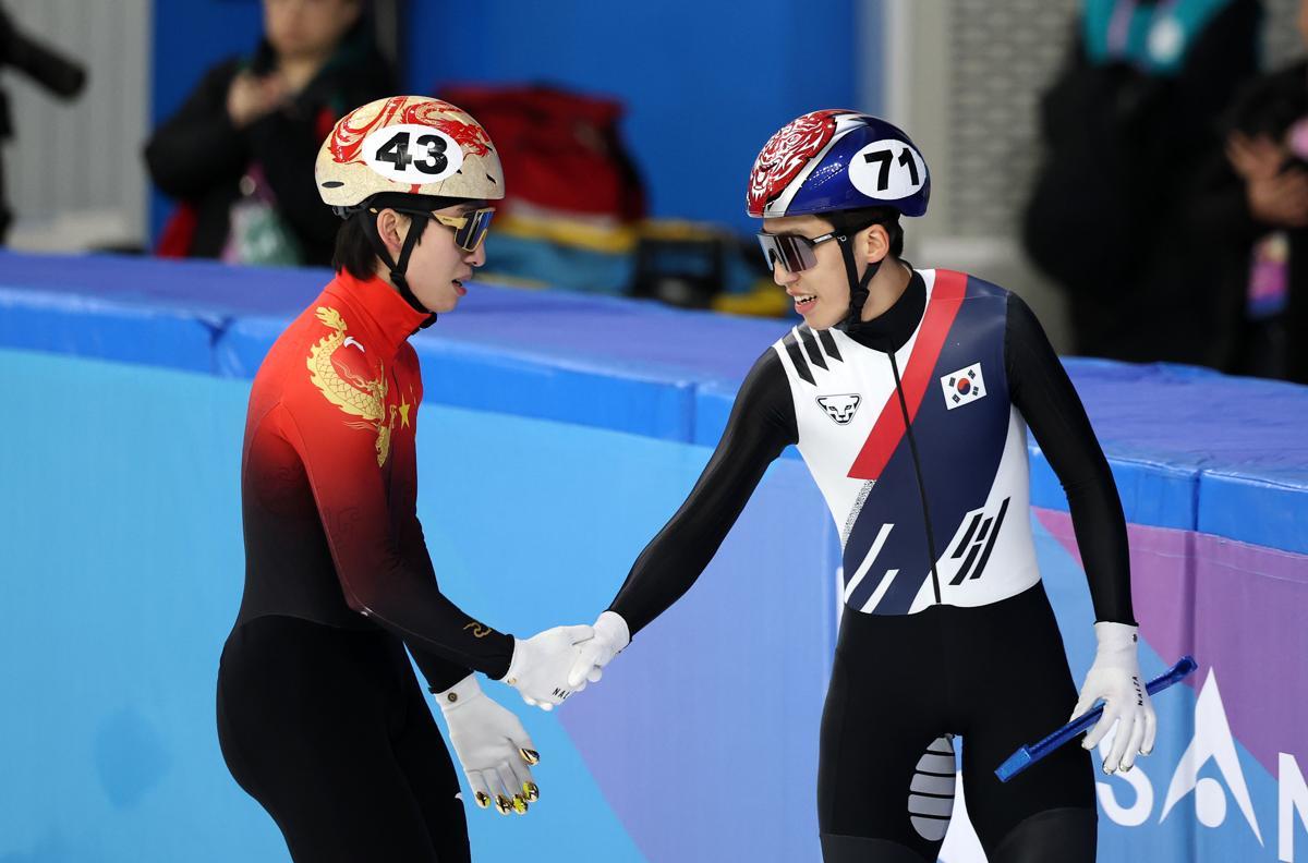 8일 2025 하얼빈 겨울 아시안게임 남자 500m 결승을 1, 2위로 마친 뒤 린샤오쥔(왼쪽)과 박지원(오른쪽)이 웃으며 악수하고 있다. 하얼빈=뉴스1