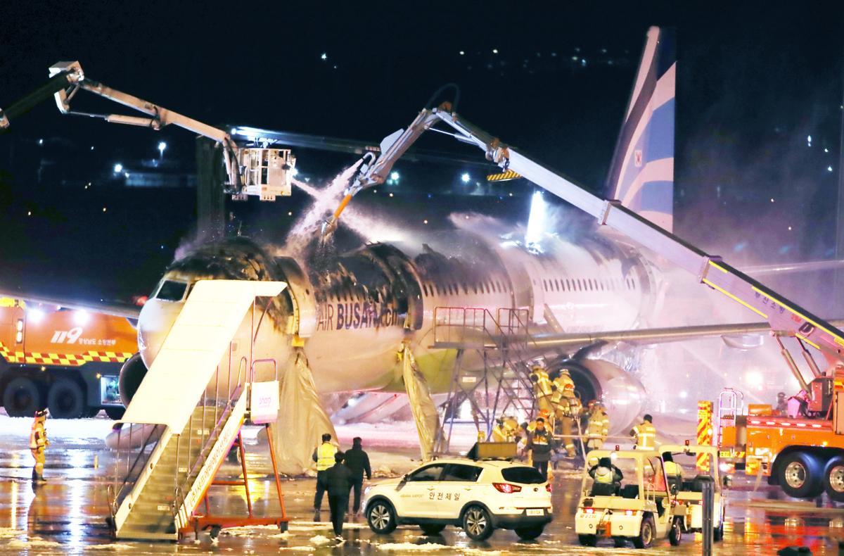 1월 발생한 부산 김해공항 여객기 화재 현장에서 소방대원들이 불을 끄고 있다. 김해=뉴스1