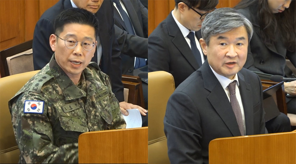 증인 출석한 수방사 경비단장-국정원장 조성현 육군수도방위사령부 제1경비단장이 13일 서울 종로구 헌법재판소에서 열린 윤석열 대통령 탄핵심판 8차 변론기일에 출석해 12·3 비상계엄 당시 지시받은 내용을 증언하고 있다(왼쪽 사진). 이날 변론에는 조태용 국가정보원장(오른쪽 사진)도 증인으로 출석했다. 헌법재판소 제공