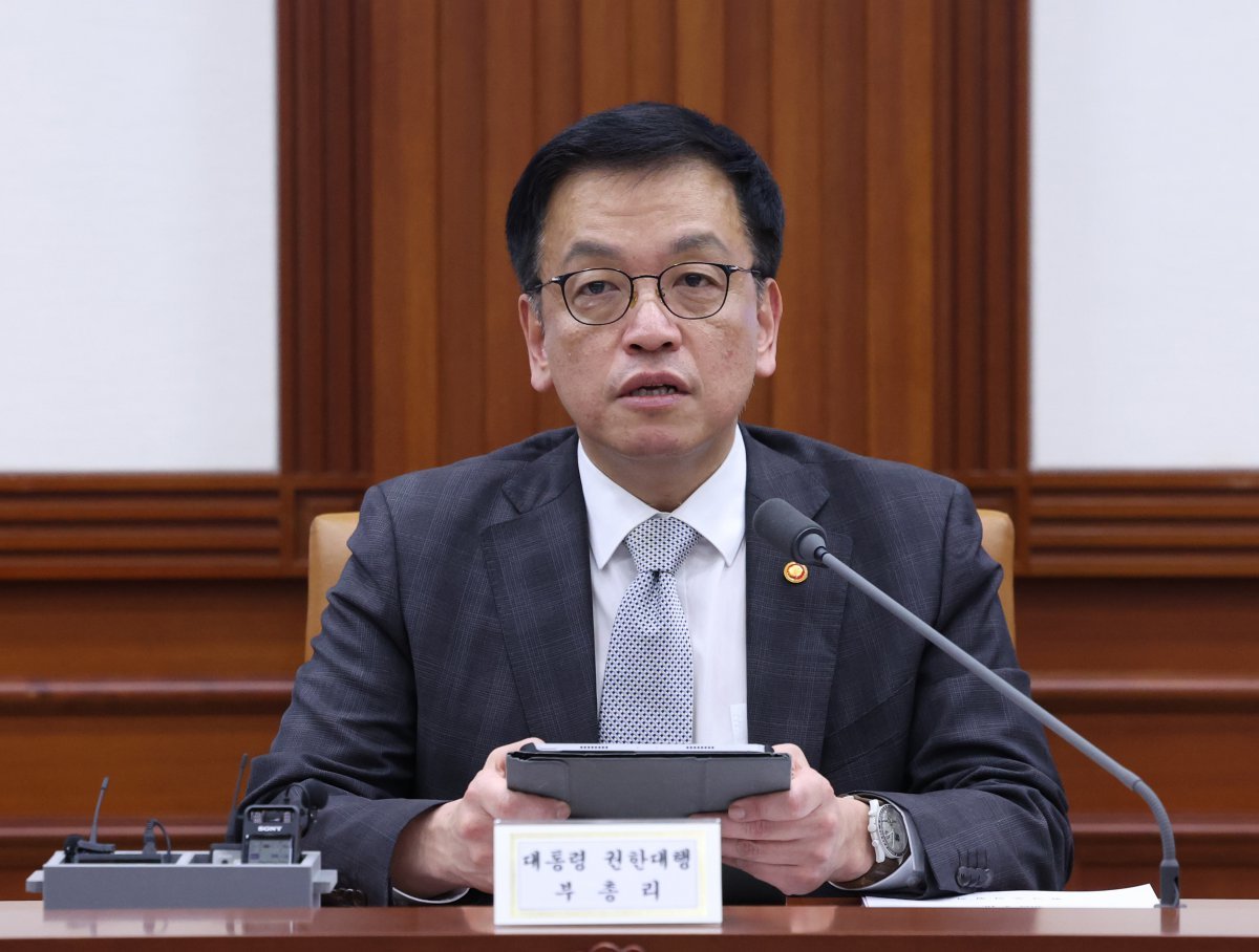 최상목 대통령 권한대행 부총리 겸 기획재정부 장관이 18일 정부서울청사에서 열린 수출전략회의를 주재하고 있다. 2025.02.18. [서울=뉴시스]