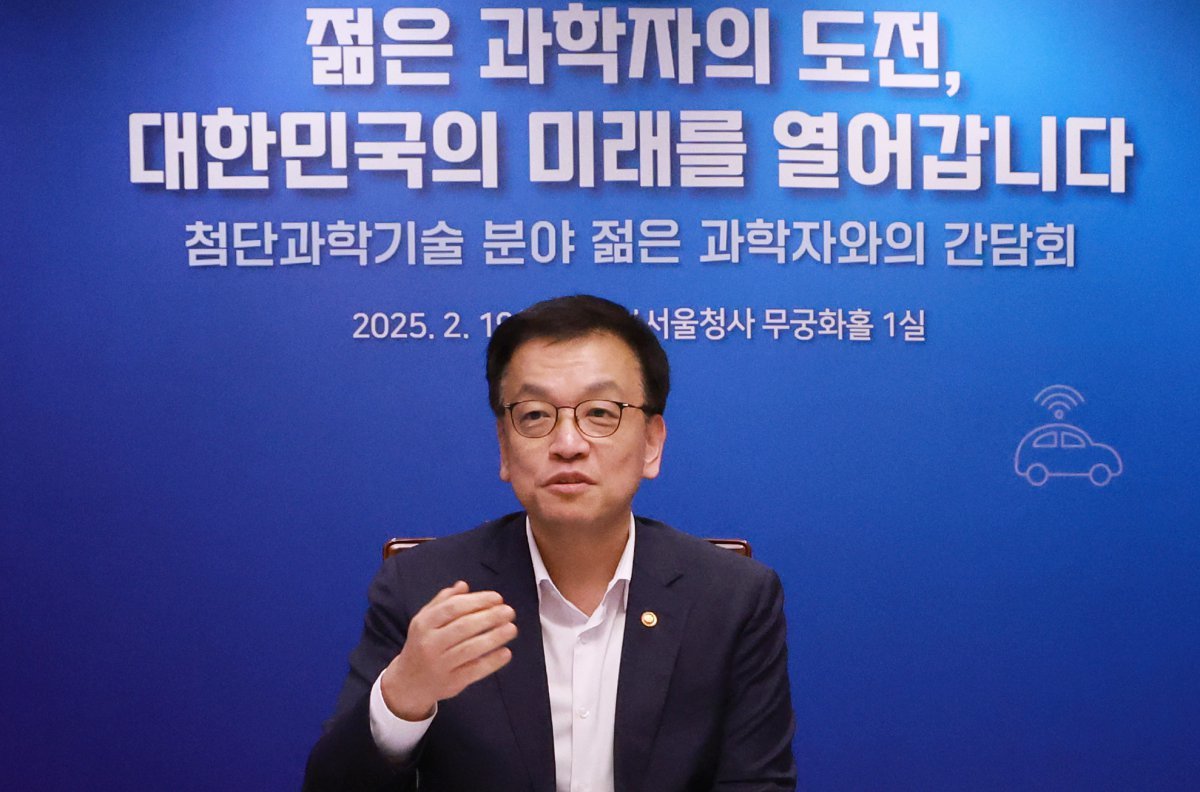 최상목 대통령 권한대행 부총리 겸 기획재정부 장관이 19일 정부서울청사에서 열린 청년과학인 오찬간담회에서 참석자들과 대화를 나누고 있다. (대통령실통신사진기자단) 2025.02.19 [서울=뉴시스]