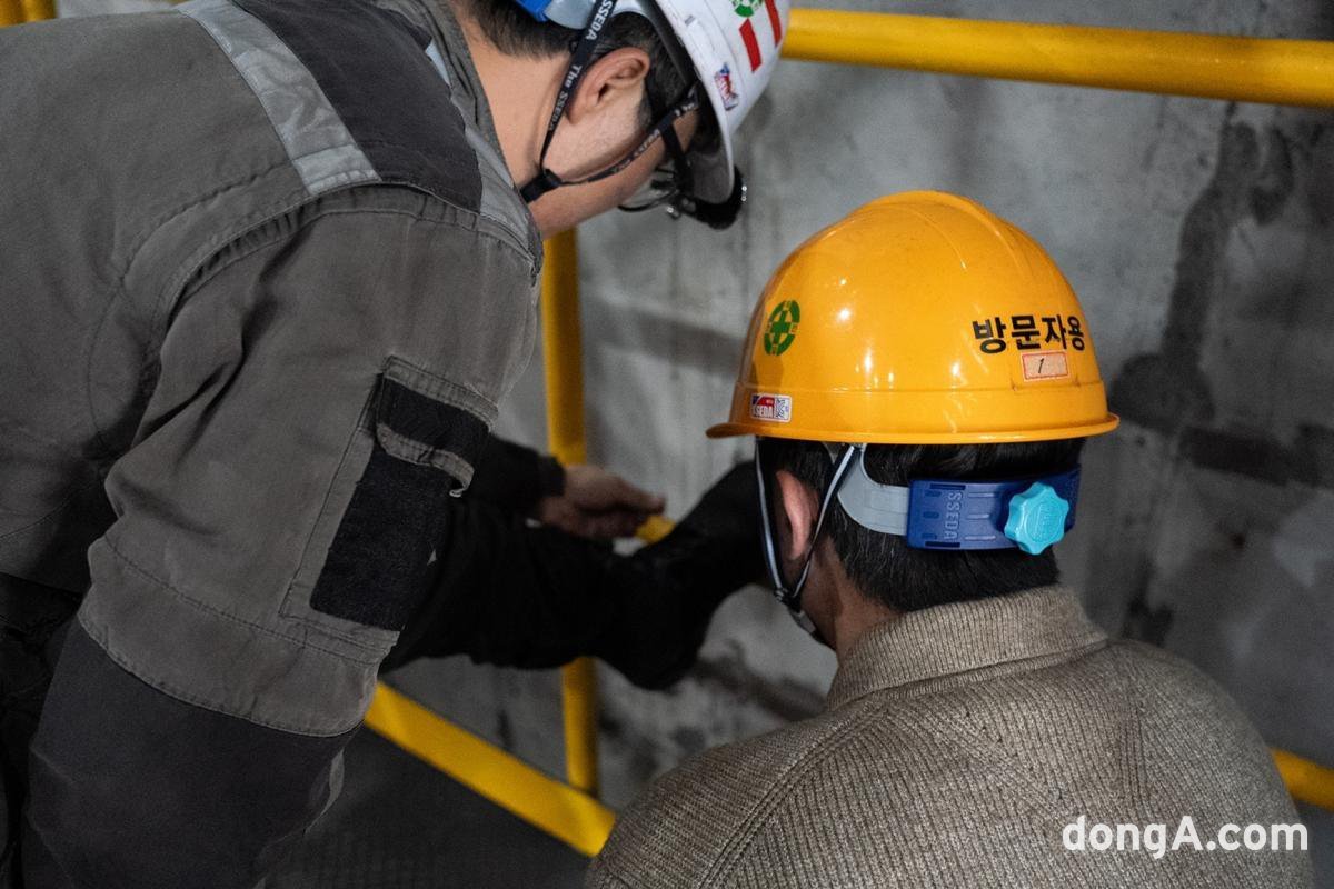 아커드팀이 현장에서 작업자 피드백을 듣고 있다. 사진=아커드