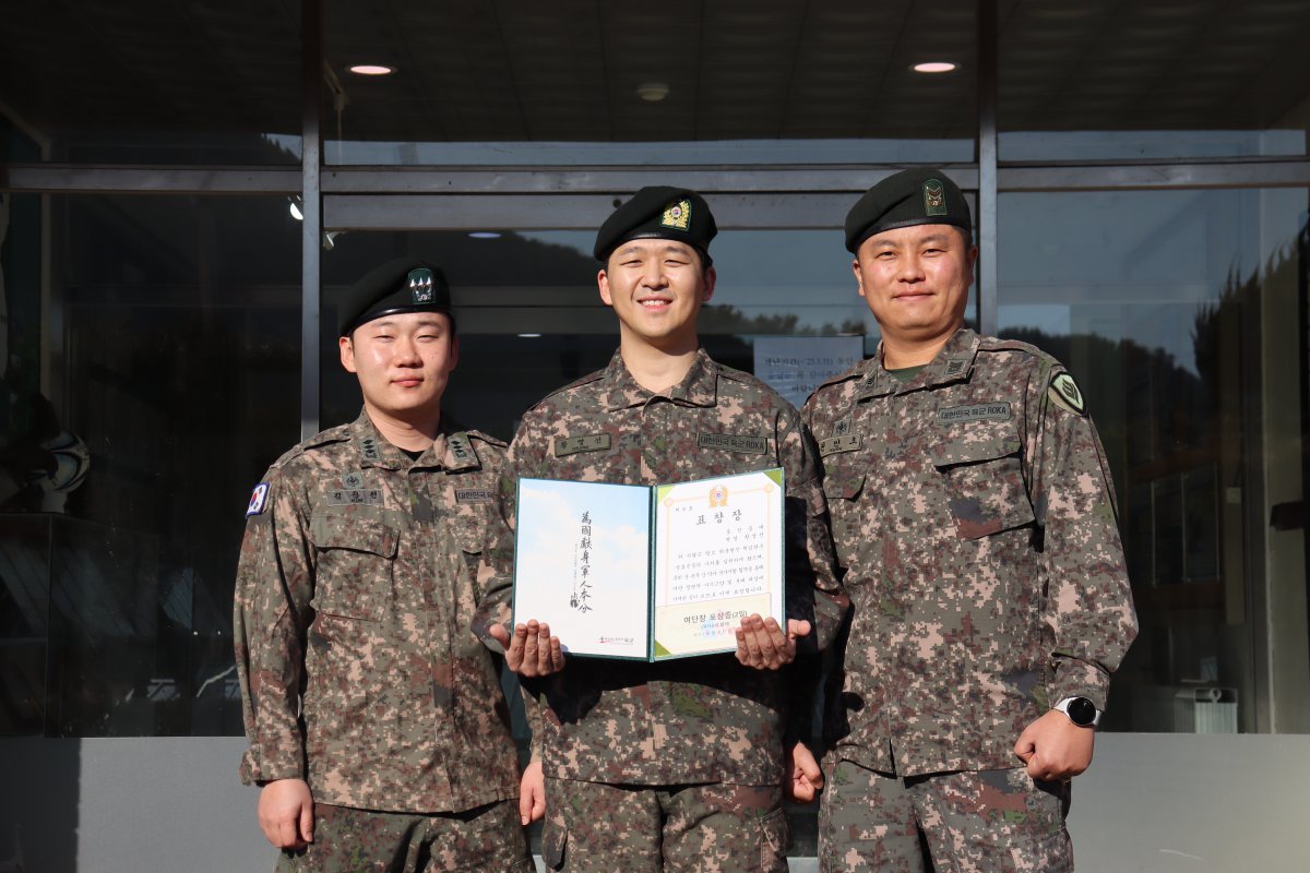 약사 국가고시에 합격한 육군 제31보병사단 이순신여단 황영선 병장이 공부를 지원해준 김찬현 통신중대장(사진 왼쪽), 권민호 행정보급관(사진 오른쪽)과 함께 자기개발 유공으로 받은 표창장을 들고 기념사진을 찍고 있다.(31사단 제공) 2025.2.19