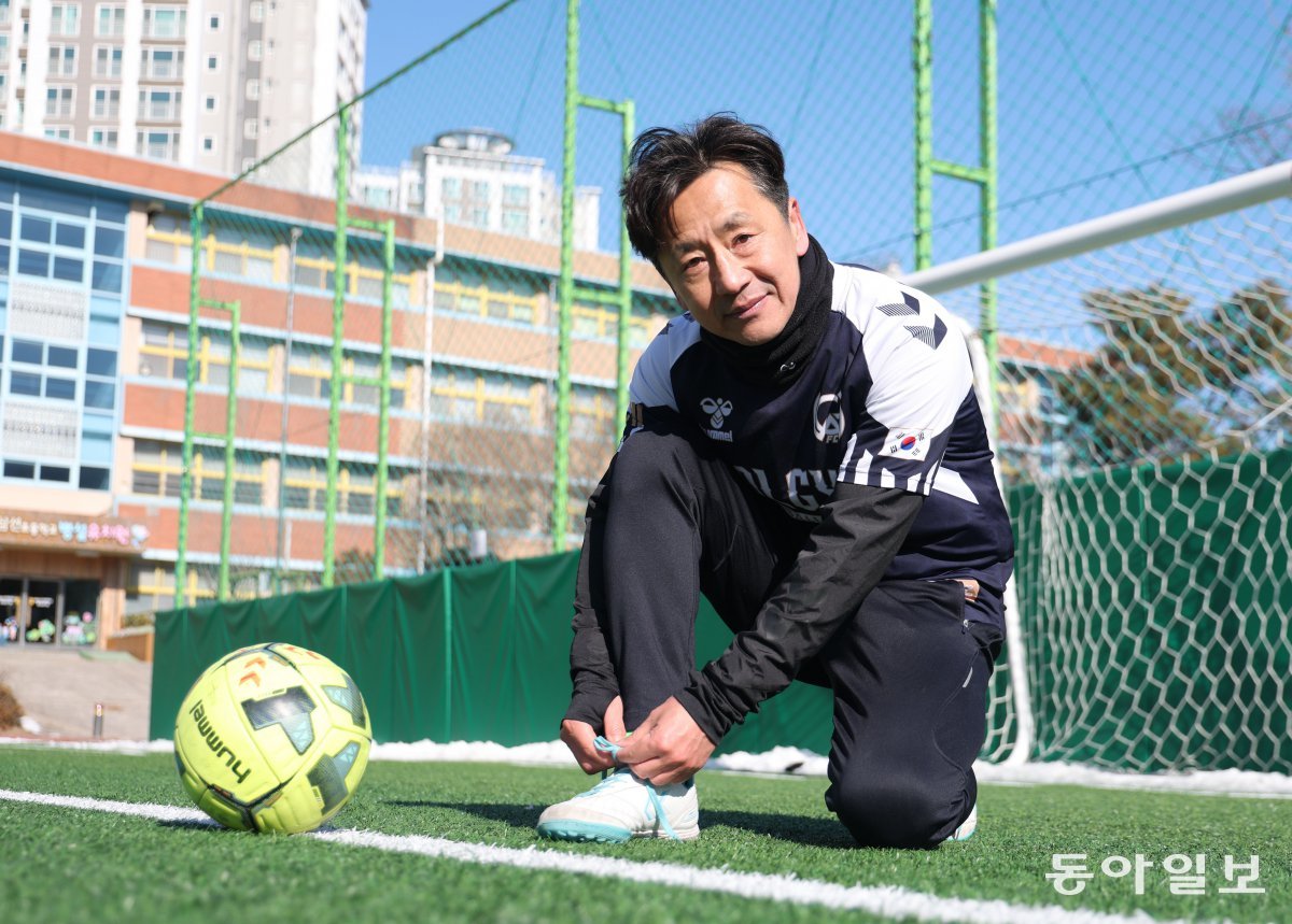 이재성 변호사가 서울 성북구 삼선초교운동장에서 경기 시작 전 축구화 끈을 매고 있다. 박형기 기자 oneshot@donga.com