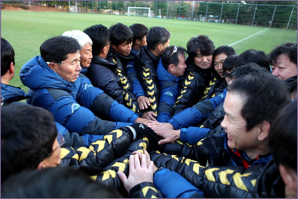 변석화 험멜코리아 회장(뒷줄 왼쪽) 등 월계축구회 회원들이 경기 시작 전 선전을 다짐하고 있다. 험멜코리아 제공